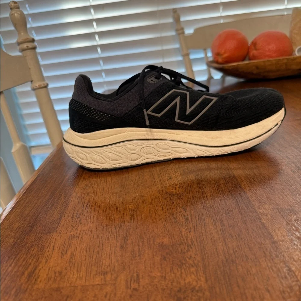 New Balance 860 Men's Black and White Athletic Shoes size 10.5 wide